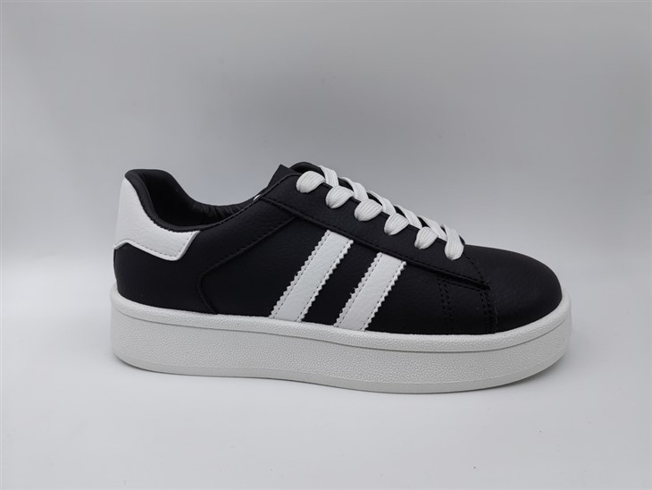 أحذية رياضية نسائية سوداء